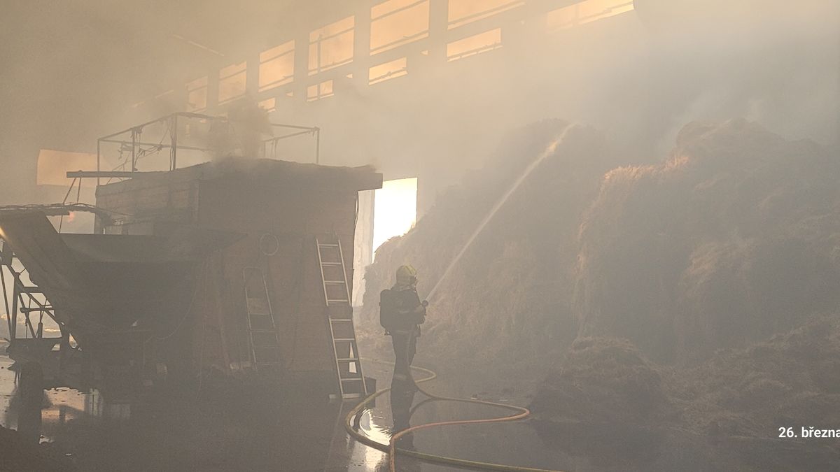 Na Bruntálsku hořela hala s materiálem na výrobu pelet. Hasiči bojovali sedm hodin, škoda čtyři miliony